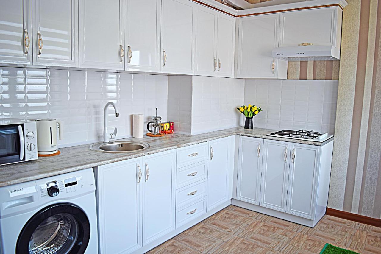 Bishkek Sunny Apartment In The Center Exterior foto