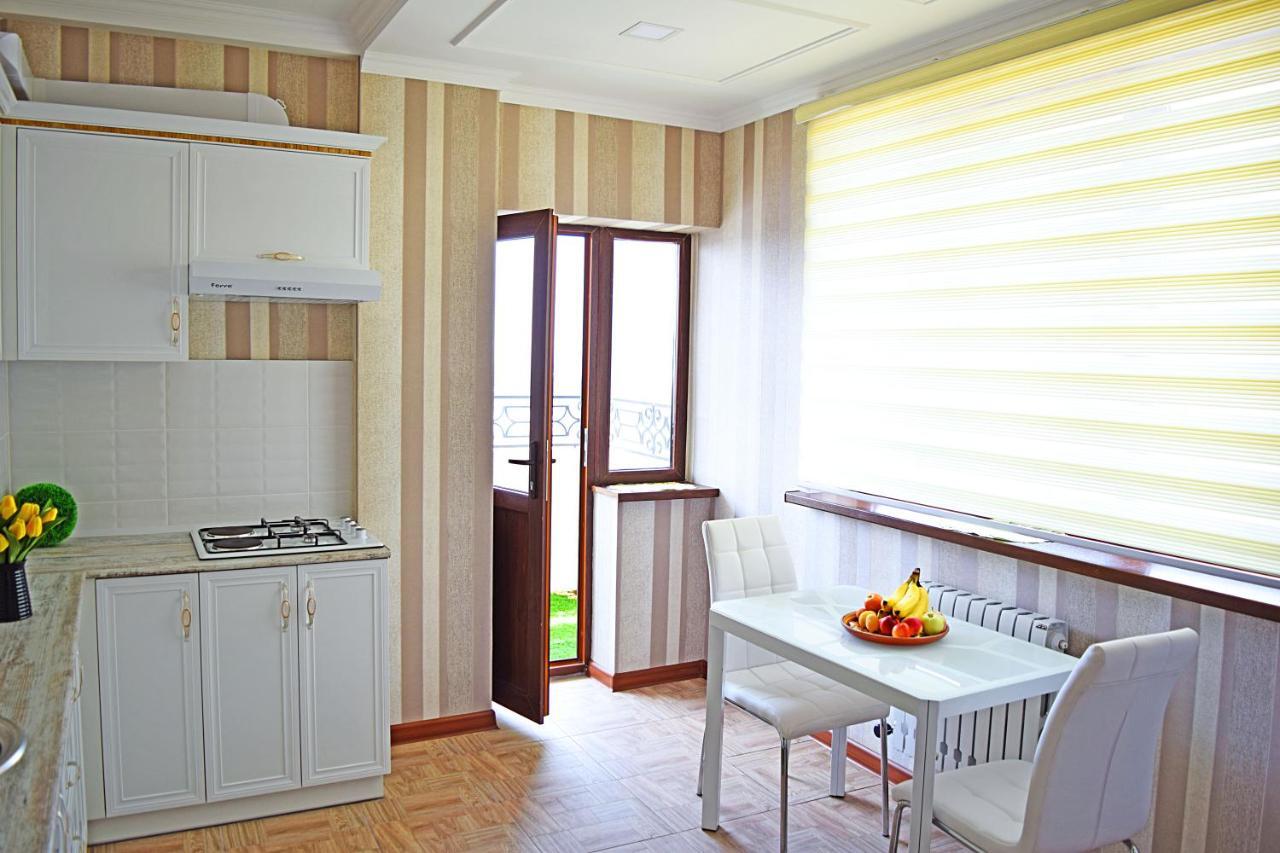 Bishkek Sunny Apartment In The Center Exterior foto